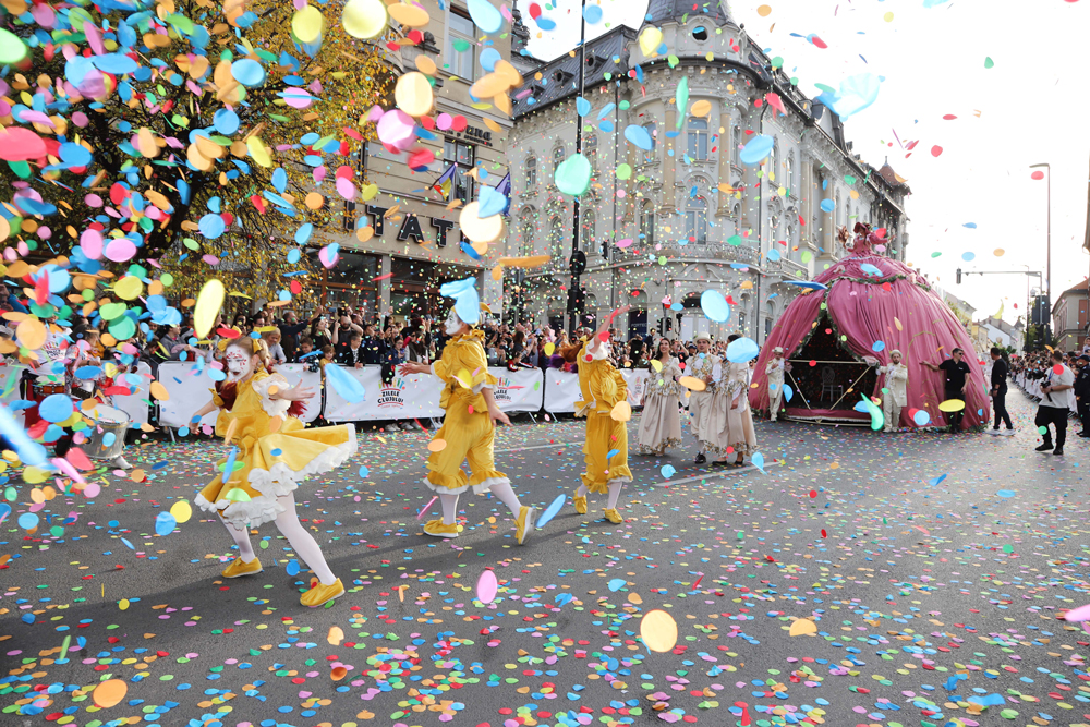 Cluj Napoca şehrinin önemli festivallerinden olan, şehirdeki tüm dinamiklerin katkı sağladığı ve Cluj belediyesi tarafından düzenlenen Cluj Günleri kutlamalarına katılmak için kente ziyarette bulunan Eskişehir Büyükşehir Belediyesi Başkan Vekili İbrahim Arslan ve beraberindeki belediye bürokratları Cluj Napoca Belediyesi’ne de resmi ziyarette bulundular.  