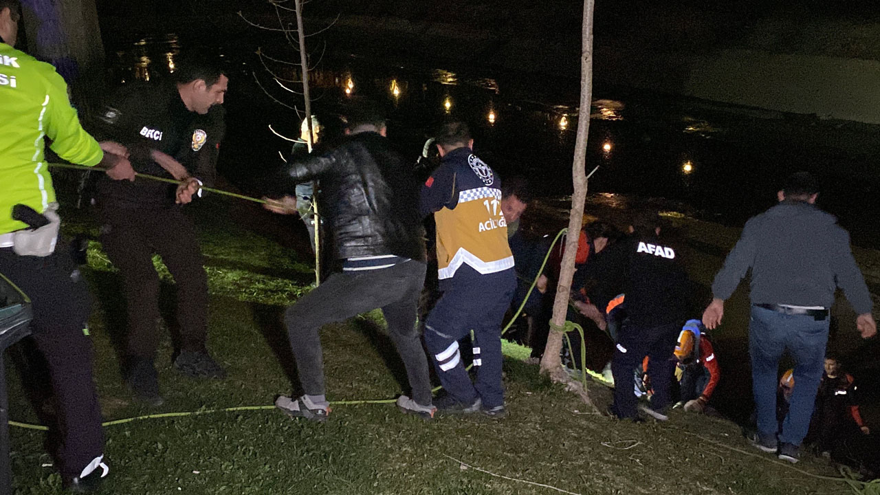 Suyu Olmayan Porsuk Cayina Baliklama Atladi