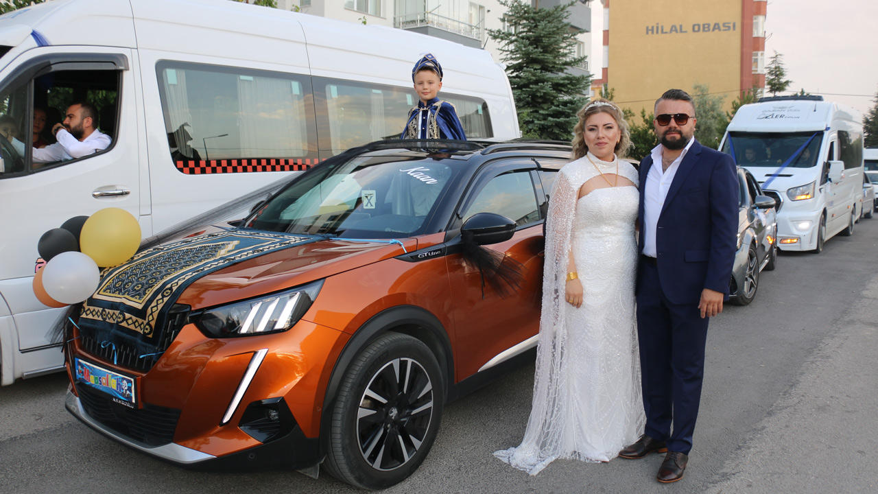 Eskisehirde Servis Araclarindan Renkli Dugun Konvoyu