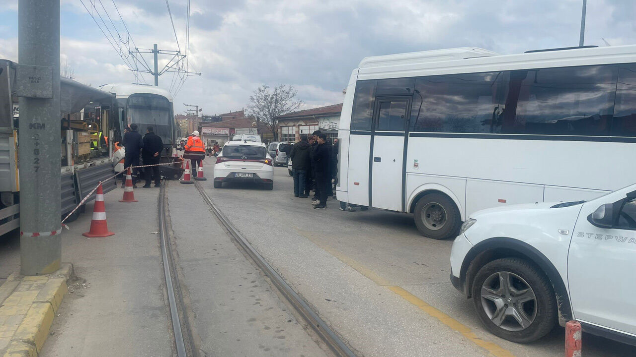 Eskisehirde Minibusle Carpisan Tramvay Raydan Cikti 1