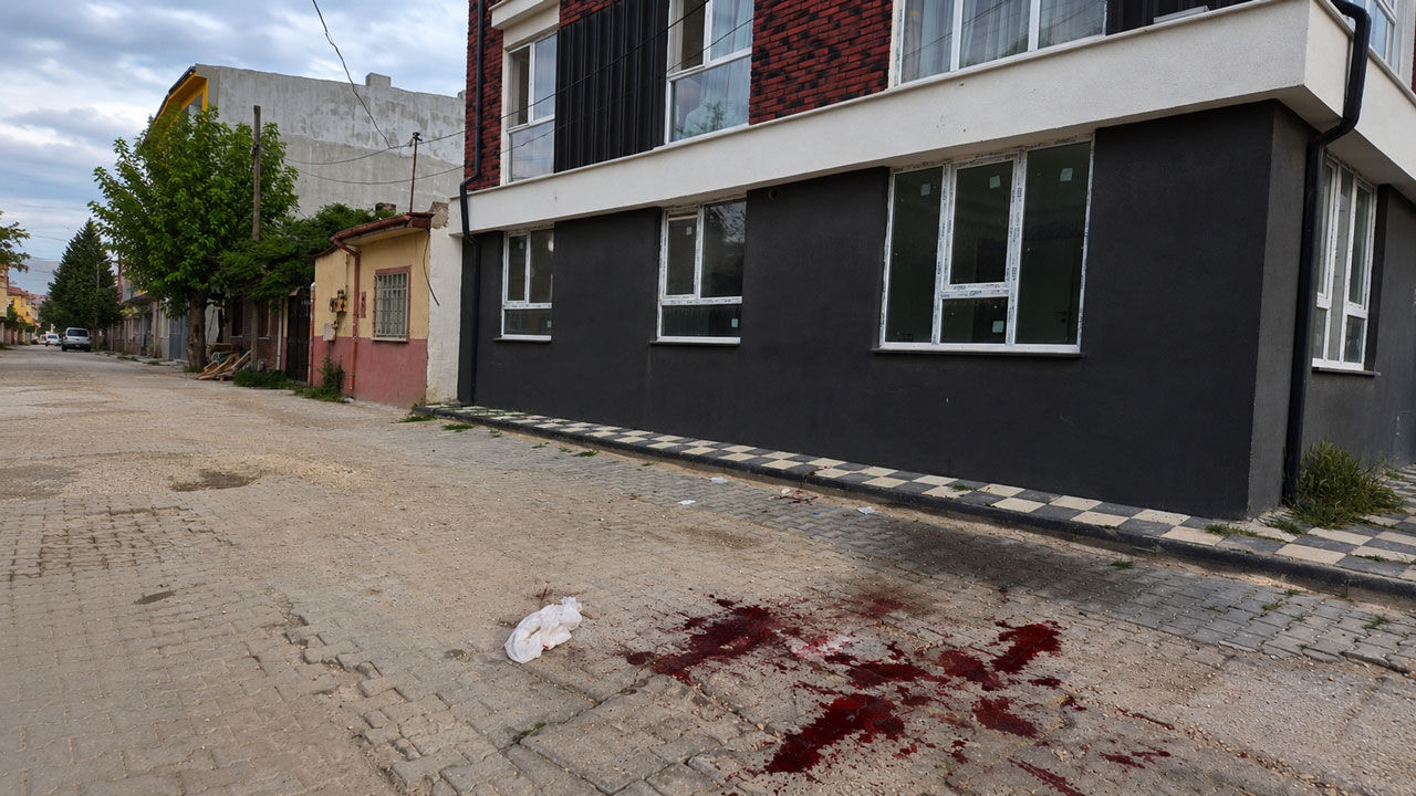 16 yaşındaki çocuk caddede bacağından bıçaklandı