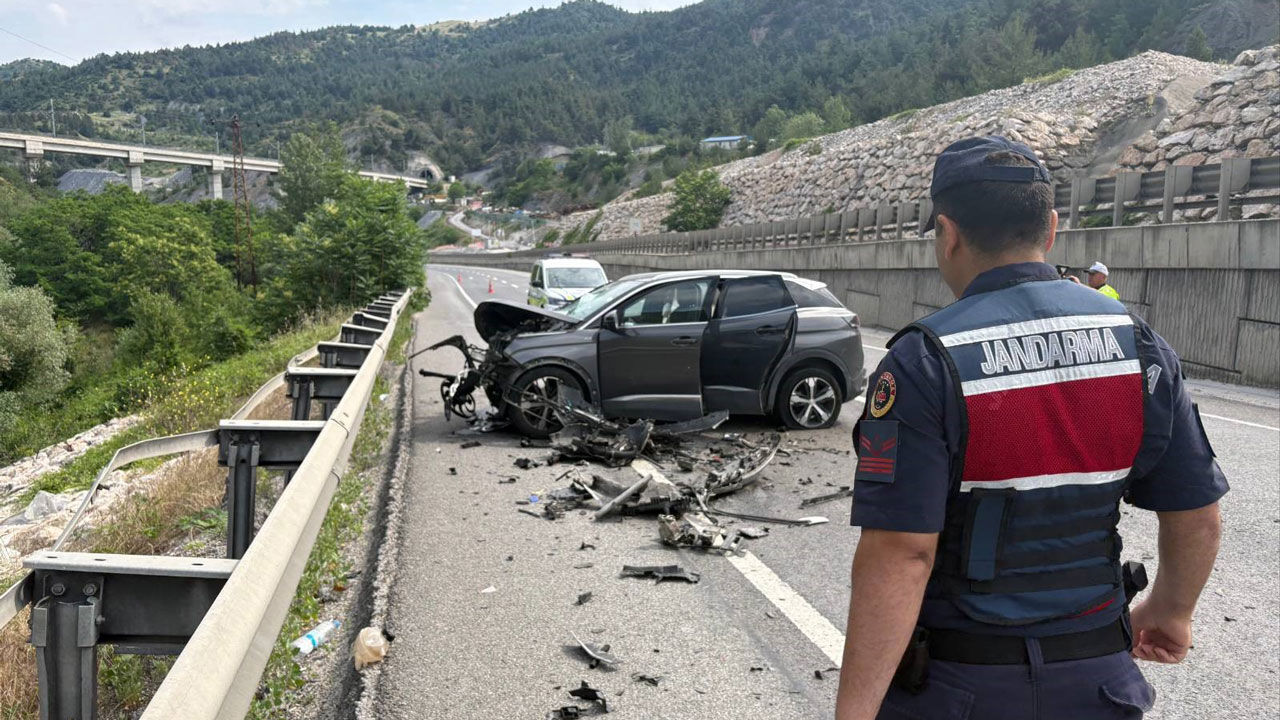 Bilecik'te otomobil tıra arkadan çarptı: 2 yaralı