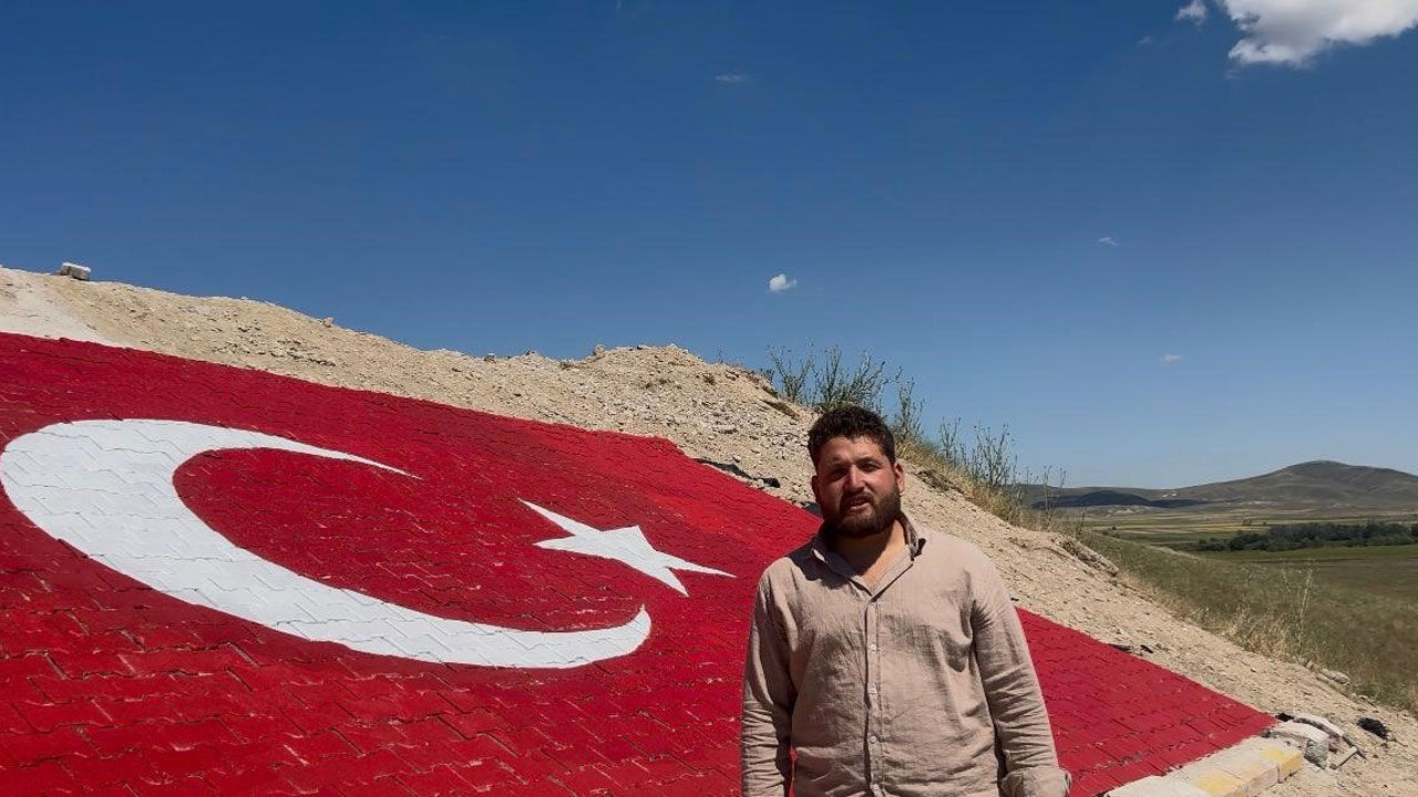Sakarya Meydan Muharebesi'nin yaşandığı tepeye Türk bayrağı çizdiler