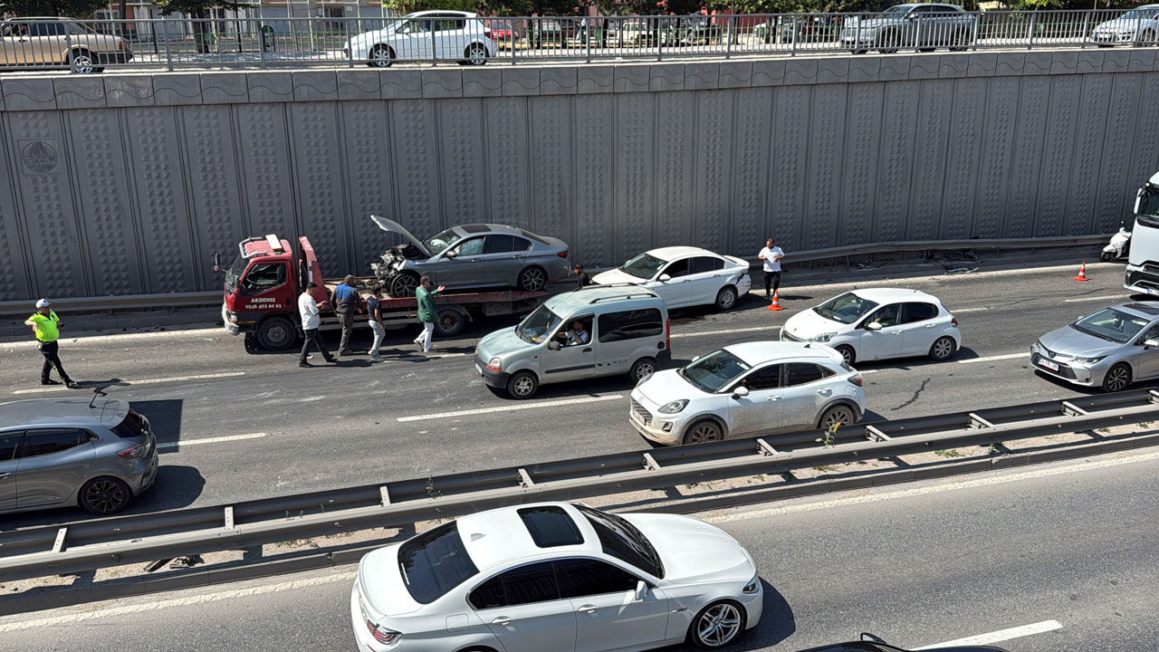 Çevre Yolu'nda 3 aracın karıştığı zincirleme kaza