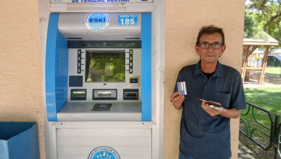 Borçlu Emekli Su Otomatında Yaşam Mücadelesi Veriyor