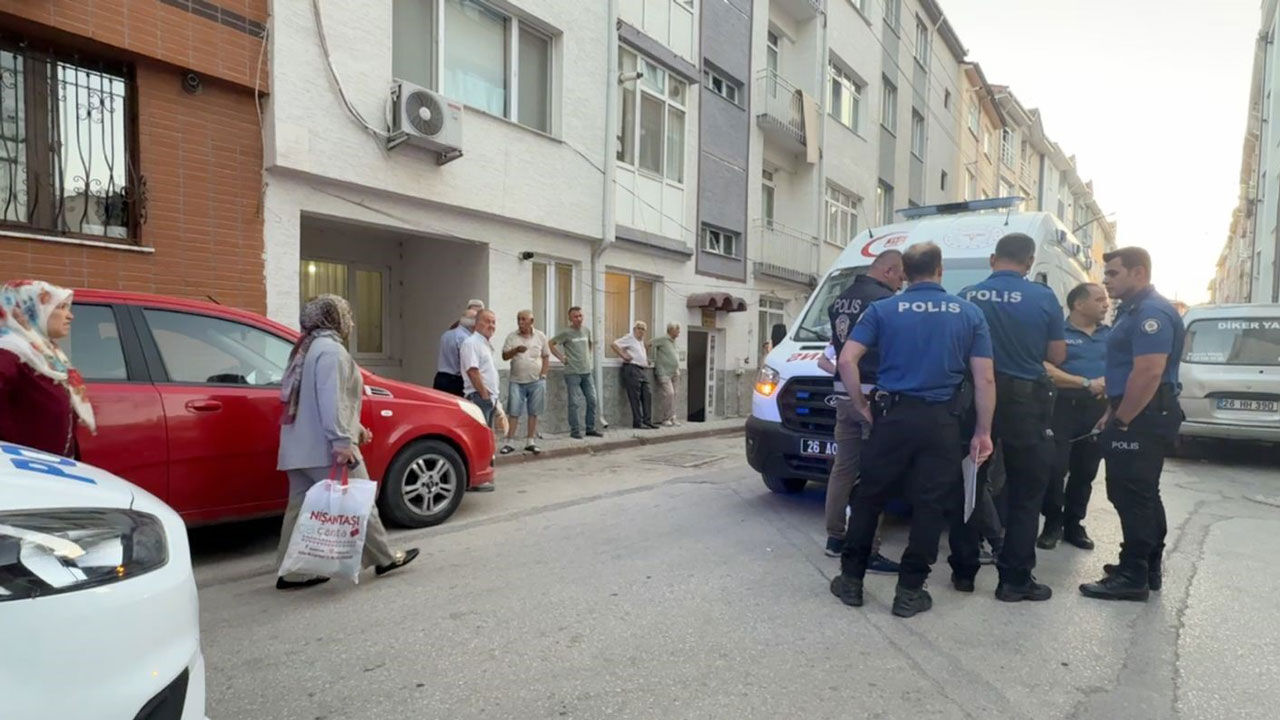Sokakta düştü, evinin kapısında hayatını kaybetti
