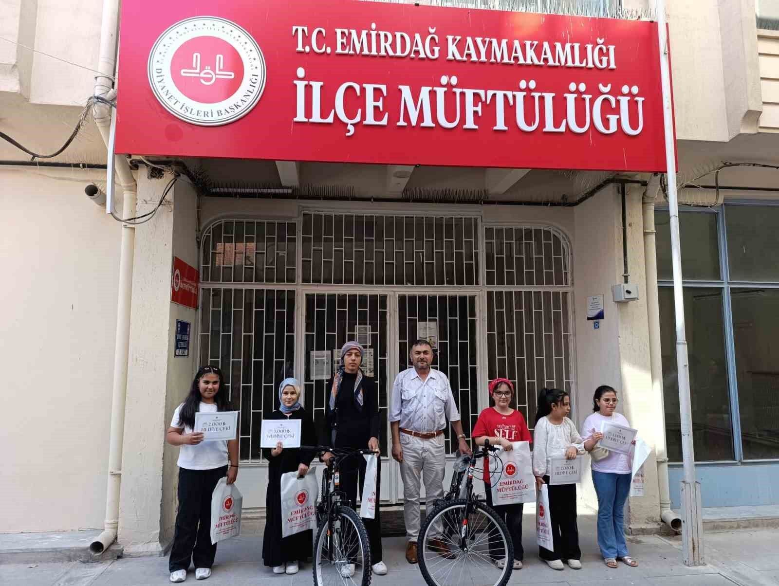 Emirdağ'da 'Camiler Arası Bilgi Yarışması'nda dereceye giren öğrenciler ödüllendirildi