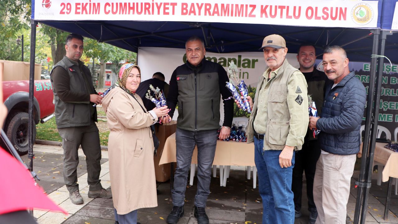 Eskişehir'de Cumhuriyet'in 103. yılına özel 1030 lavanta fidanı dağıtıldı